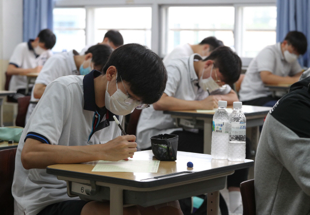 대학수학능력시험 모의평가가 시행된 18일 오전 서울 여의도고등학교에서 학생들이 시험을 준비하고 있다./연합뉴스