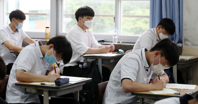 대학수학능력시험 모의평가가 시행된 18일 오전 서울 여의도고등학교에서 학생들이 시험을 준비하고 있다. /연합뉴스