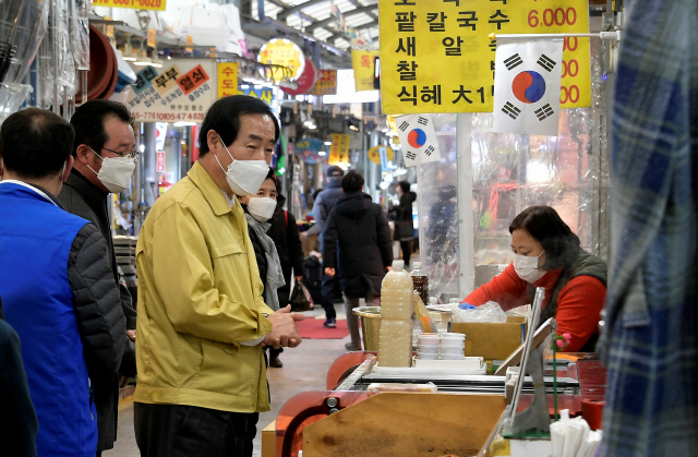 문석진 서대문구청장이 코로나19 방역실태를 점검하기 위해 영천시장을 둘러보고 있다. /사진제공=서대문구