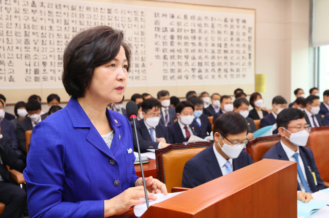 추미애 법무부 장관이 18일 국회 법제사법위원회 전체회의에서 업무보고를 하고 있다. /연합뉴스