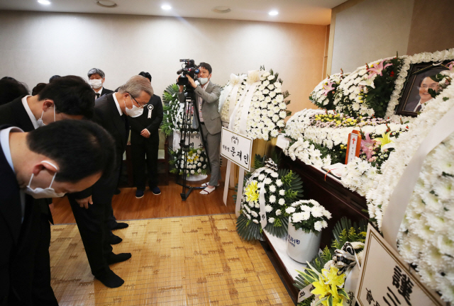 미래통합당 김종인 비상대책위원장이 18일 저녁 서울대병원 장례식장에 마련된 홍사덕 전 국회부의장의 빈소를 찾아 조문하고 있다./연합뉴스