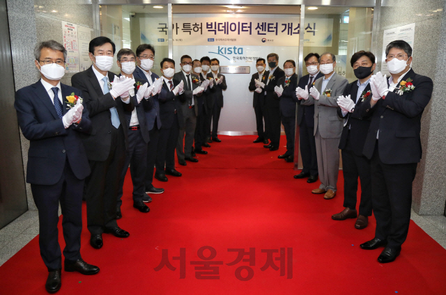 18일 박원주(왼쪽 아홉번째) 특허청장 등 민관 인사들이 서울 한국특허전략개발원에서 열린 국가 특허 빅데이터 센터 개소식에서 기념촬영을 하고 있다. /사진제공=특허청