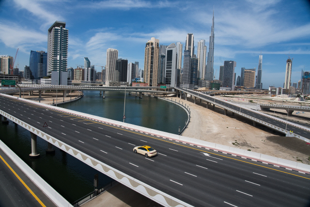 지난 4월 6일, 코로나19로 인해 한산해진 UAE 두바이 도로를 택시 한 대가 외롭게 달리고 있다. /AP연합뉴스