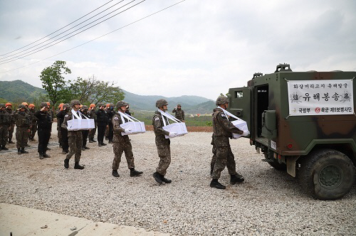 지난달 국방부 유해발굴감식단 장병들이 강원도 철원 DMZ 화살머리고지에서 발굴된 유해들을 봉송하고 있다.   /사진제공=국방부