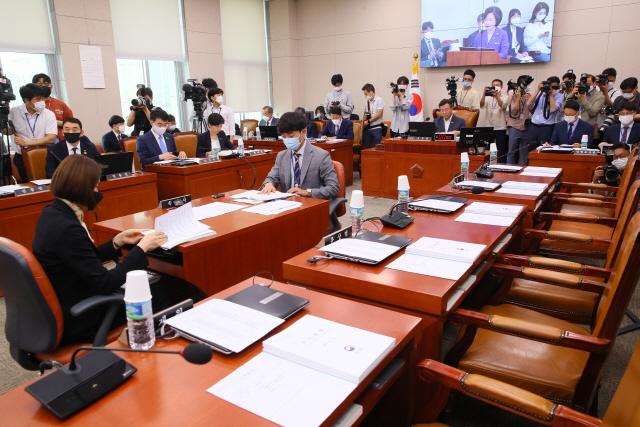 지난 18일 국회 법제사법위원회 전체회의에 불참한 미래통합당 의원들 좌석이 비어있다./연합뉴스
