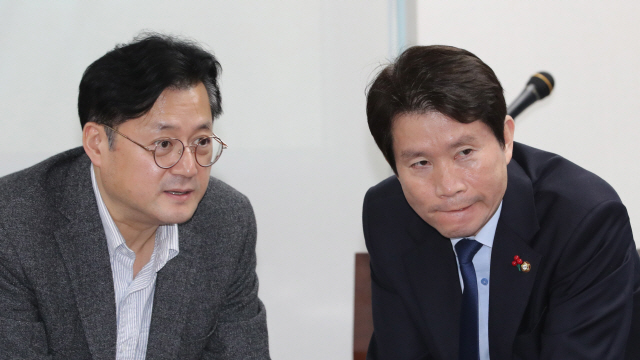더불어민주당 이인영 의원(오른쪽)과 홍익표 의원이 대화를 나누는 모습/연합뉴스