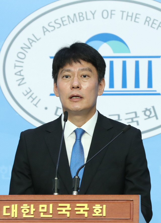 한민수 국회 공보수석이 19일 서울 여의도 국회 소통관에서 “박병석 국회의장이 야당의 원내 지도부 공백 등을 고려해 19일 본회의를 개의하지 않기로 했다”고 브리핑하고 있다./연합뉴스