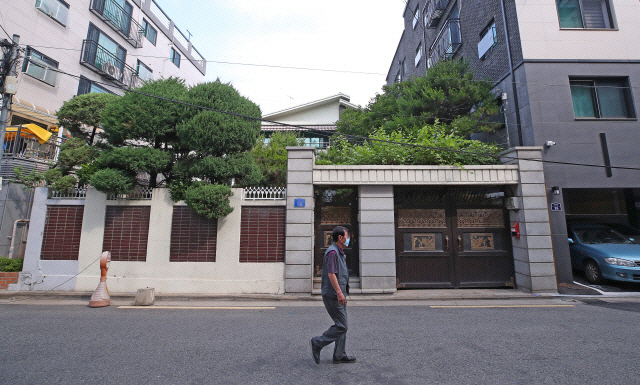 서울 마포구에 위치한 정의기억연대(정의연) 서울 마포구 쉼터 ‘평화의 우리집’ 앞을 한 시민이 지나고 있다. /연합뉴스