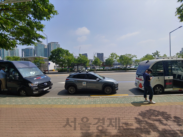 서울 상암에서 시민들이 타볼 수 있도록 운행하고 있는 자율주행차량들./권경원기자