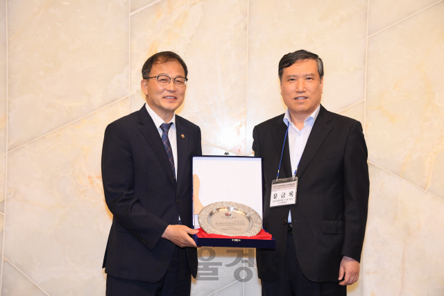 박종호(사진 왼쪽) 산림청장이 한국정책대상을 수상하고 있다. 사진제공=산림청