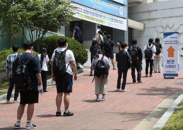 올 상반기 한국철도공사 신입사원 채용 필기시험 응시생들이 지난 14일 서울시내의 한 대학에서 입실 전 체온측정을 위해 줄지어 기다리고 있다.   /연합뉴스