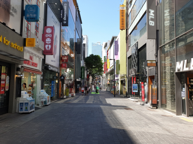 19일 오전 서울 중구 명동 거리가 코로나19 여파로 한산한 모습을 보이고 있다./한민구기자