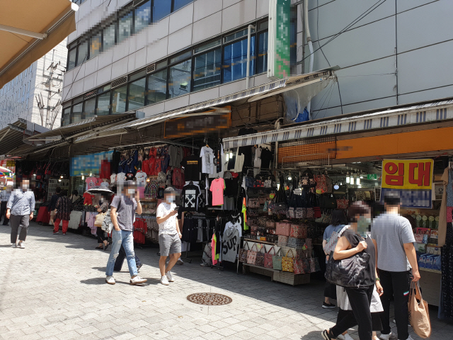 19일 서울 중구 남대문시장이 코로나19 여파로 한산한 모습을 보이고 있다./한민구기자