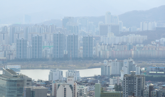 안개에 덮여 희뿌연 서울아파트의 모습. /연합뉴스