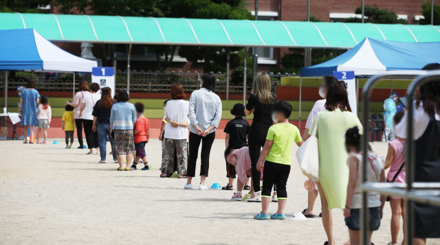 2학년 학생이 신종 코로나바이러스 감염증(코로나19) 확진 판정을 받은 경기도 안산시 단원구 와동초등학교에서 지난 19일 오전 전교생을 대상으로 전수검사가 시행되고 있다. /안산=연합뉴스