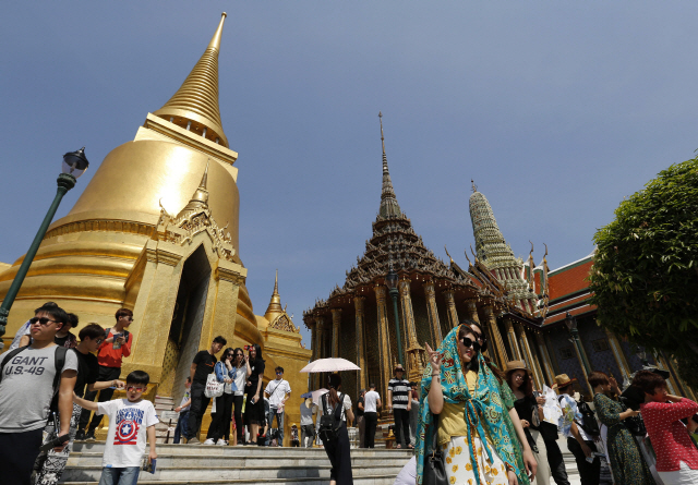지난 2017년 1월 태국 방콕의 왓 프라깨우를 찾은 관광객들이 사원을 둘러보며 사진을 찍고 있다. /EPA연합뉴스
