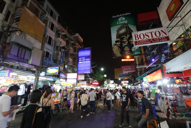 지난 2017년 5월 태국 방콕의 카오산로드가 관광객으로 붐비고 있다./연합뉴스