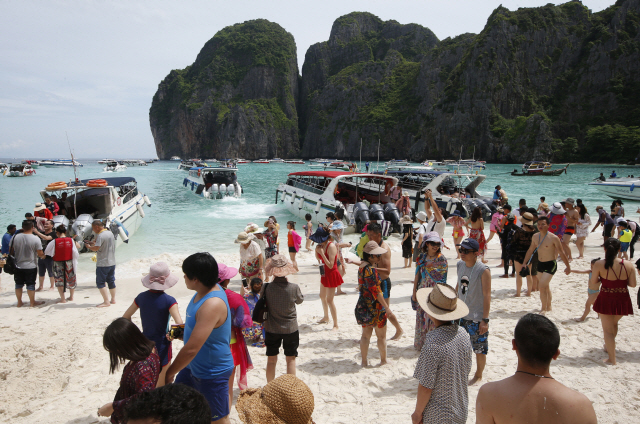 지난 2018년 5월 태국 피피섬의 마야베이 해변이 관광객들로 붐비고 있다. /AP연합뉴스