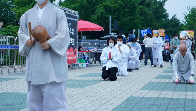 장헤영 정의당 혁신위원장이 18일 국회 앞에서 차별금지법 입법을 위한 ‘오체투지’에 참여하고 있다./장 위원장 페이스북