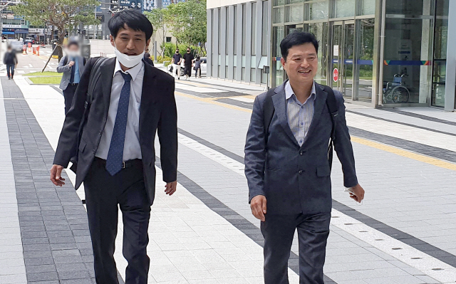 김태우 전 검찰 수사관(오른쪽)이 19일 자신의 재판에 참석하기 위해 변호인과 함께 경기 수원시 수원지법으로 이동하고 있다. /수원=연합뉴스