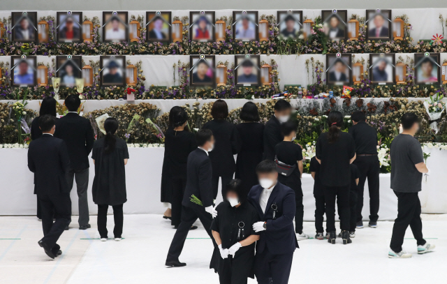 20일 오전 경기도 이천시 서희청소년문화센터에 열린 이천 물류창고 공사장 화재 희생자 합동 영결식에서 유가족들이 헌화하고 있다. /이천=연합뉴스