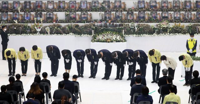 20일 오전 경기도 이천시 서희청소년문화센터에 열린 이천 물류창고 공사장 화재 희생자 합동 영결식에서 참석자들이 헌화를 마친 후 유가족에게 고개 숙여 인사하고 있다. /이천=연합뉴스