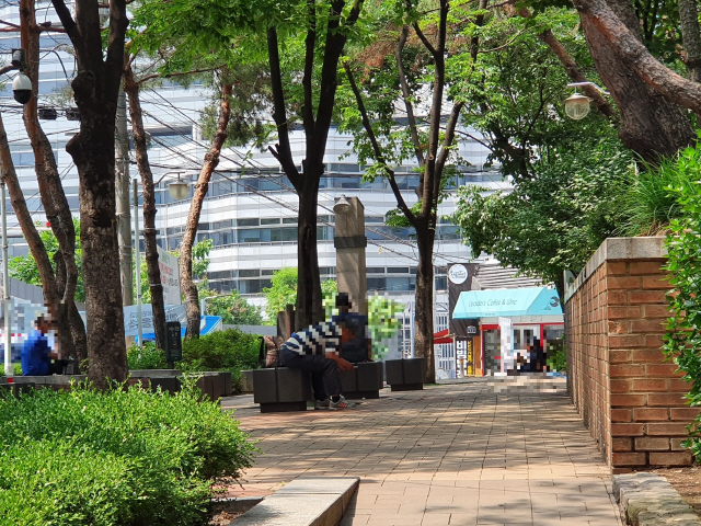 16일 오후 서울 영등포구 쪽방촌 인근 공원 그늘에서 주민들이 휴식을 취하고 있다./김태영기자