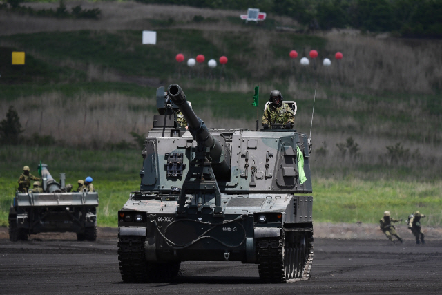 일본 육상자위대가 시즈오카현에서 탱크를 몰고 있다./EPA연합뉴스
