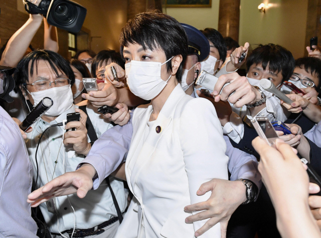 가와이 안리 일본 참의원 의원이 금품 선거 혐의로 체포되기 하루 전인 17일 도쿄 국회의사당에서 참의원 본회의를 마친 뒤 취재진에 둘러싸여 있다. /로이터연합뉴스