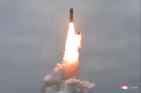 북한은 지난해 10월 신형 잠수함발사탄도미사일(SLBM) ‘북극성-3형’을 성공적으로 시험발사했다고 관영매체를 통해 보도했다./조선중앙통신=연합뉴스