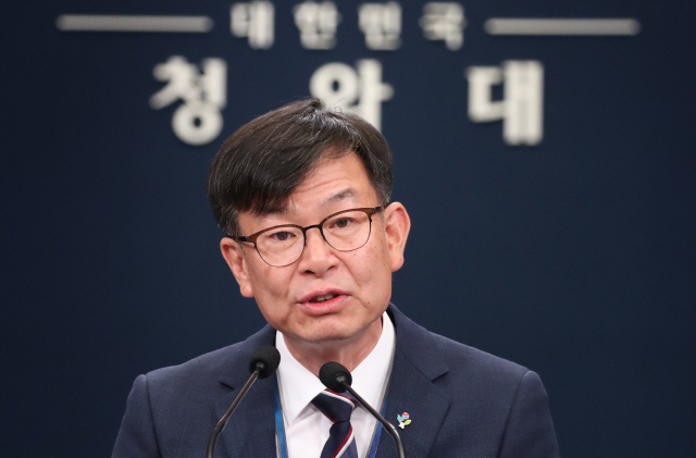 김상조 청와대 정책실장이 21일 오후 춘추관에서 일본수출규제 대응, 부동산 대책, 한국판 뉴딜, 추경 등 현안에 대해 브리핑을 하고 있다./연합뉴스