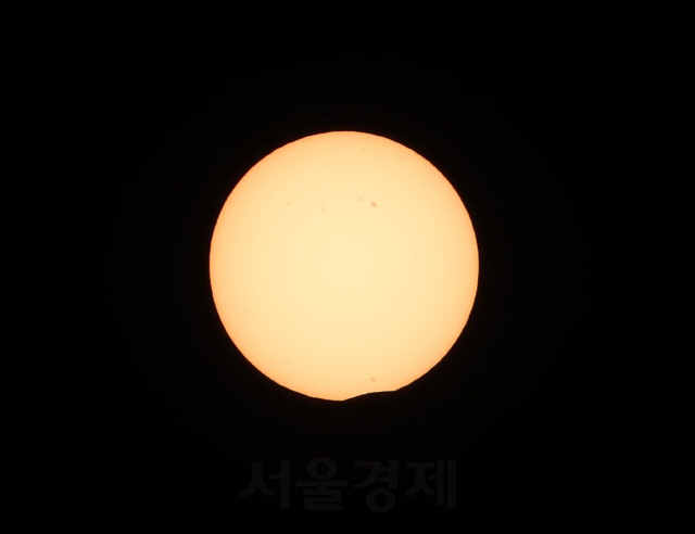 달이 태양을 가리는 부분일식이 진행된 21일 서울 여의도 한강공원에서 바라본 태양이 초승달 모양으로 변하고 있다. 이날 부분일식은 서울 기준 오후 3시53분 4초에 시작해 오후 5시2분 27초에 최대에 이르고 오후 6시4분 18초에 종료된다. 우리나라에서 볼 수 있는 다음 부분일식은 2030년 6월1일에 일어난다./권욱기자 20.6.21