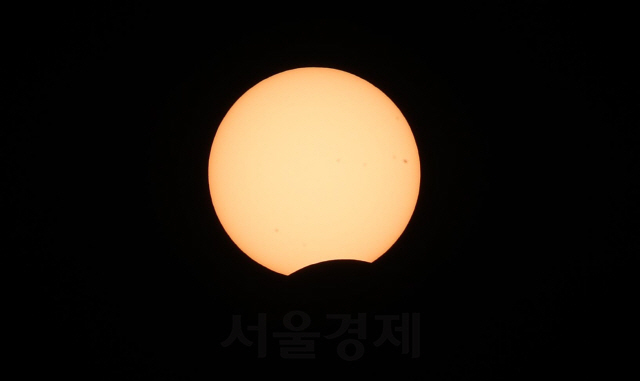 달이 태양을 가리는 부분일식이 진행된 21일 서울 여의도 한강공원에서 바라본 태양이 초승달 모양으로 변하고 있다. 이날 부분일식은 서울 기준 오후 3시53분 4초에 시작해 오후 5시2분 27초에 최대에 이르고 오후 6시4분 18초에 종료된다. 우리나라에서 볼 수 있는 다음 부분일식은 2030년 6월1일에 일어난다./권욱기자 20.6.21