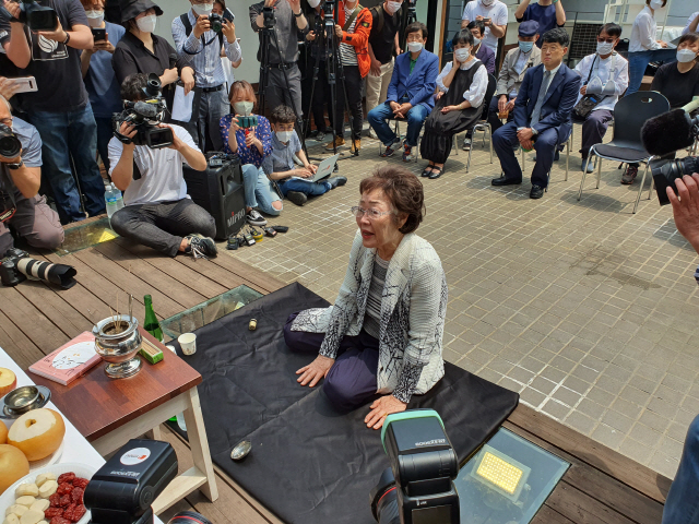 지난 6일 대구 중구 희움 일본군 위안부 역사관에서 열린 ‘대구·경북 일본군 위안부 피해자 추모의 날’ 행사에서 추모식에 이용수(92) 할머니가 참여해 발언하고 있다./대구=연합뉴스