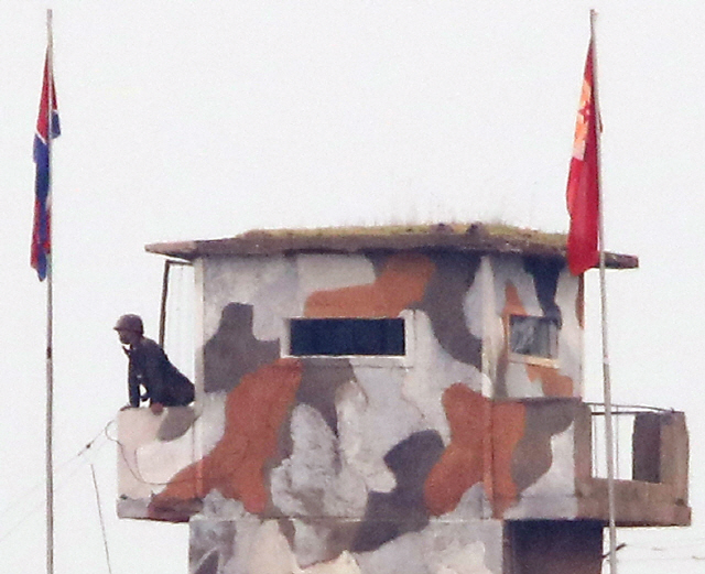 지난 18일 경기도 파주시 임진강에서 바라본 북한군 초소에서 철모를 쓴 병사가 근무를 서고 있다. /파주=연합뉴스