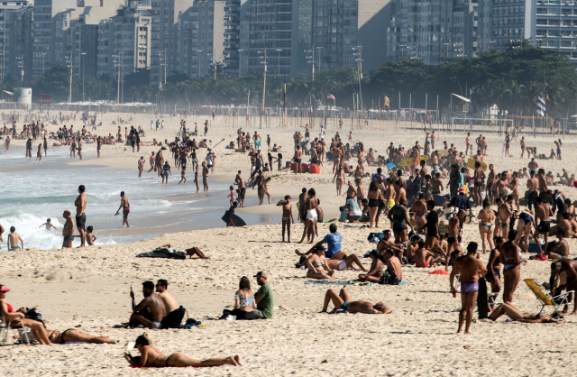 20일(현지시간) 브라질 리우데자네이루의 한 해변에서 피서객들이 여가를 보내고 있다./EPA연합뉴스