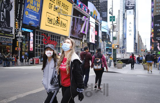한국산 마스크의 최대 수출 시장인 미국의 뉴욕 시내에서 시민들이 마스크를 쓰고 길을 걷고있다. /연합뉴스
