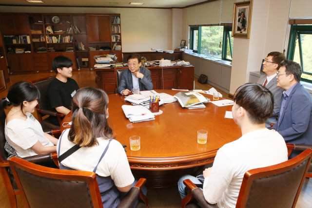 오연천 울산대학교 총장이 22일 교내에서 코로나 재난 극복 계기를 만들자는 취지에서 모금활동을 전개해 모은 ‘코로나 장학금’ 전달식을 가지고서 면학을 당부하고 있다. /사진제공=울산대학교