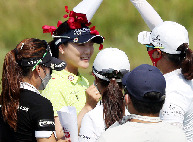 한국 여자오픈 우승 뒤 동료들의 축하 세례 받는 유소연. /연합뉴스