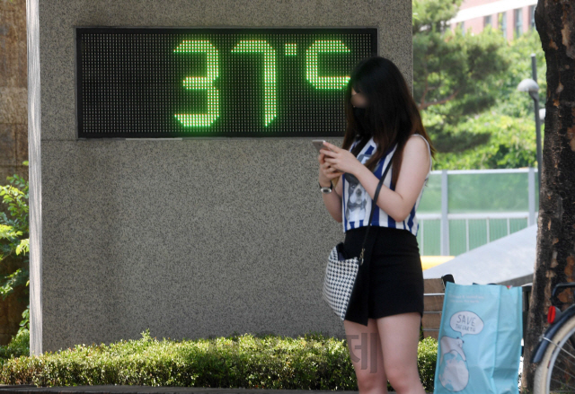 올여름 들어 가장 더운 날씨를 보인 22일 서울 성동구의 한 대형마트 앞 온도계가 37도를 가리키고 있다./권욱기자 2020.6.22