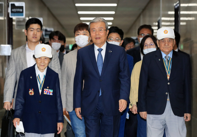 김종인(가운데) 미래통합당 비상대책위원장이 22일 오전 서울 여의도 국회에서 열린 비대위 회의 장소로 향하고 있다. /연합뉴스