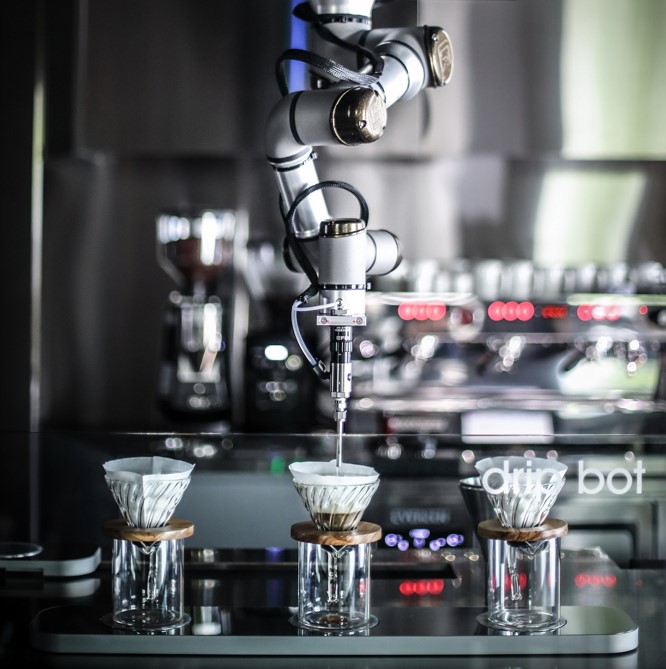 <유니버설 로봇의 UR3로 만든 드립봇(Dripbot)이 커피를 추출하고 있다. 출처: 봇봇봇(BOTBOTBOT)>
