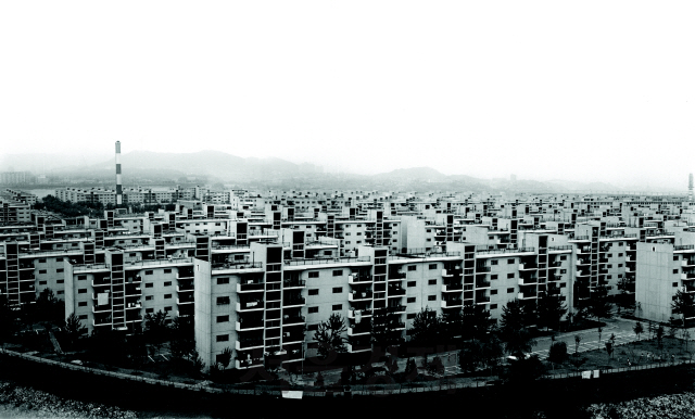1977년 촬영한 서울 강남 최초의 대규모 아파트 단지인 반포주공아파트의 옛 모습.  /서울경제DB