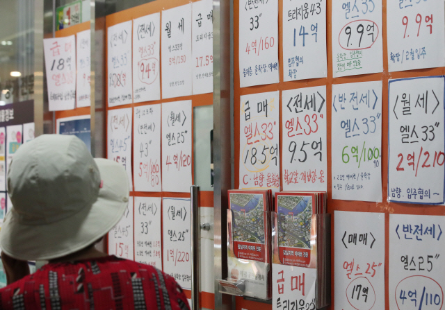 잠실의 한 아파트 단지 내 부동산업소에 아파트 시세가 붙어 있다./연합뉴스