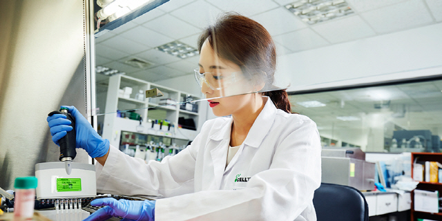 셀트리온 연구원이 인천 송도 본사에서 신종 코로나바이러스 감염증(코로나 19) 항체 치료제 개발 실험을 하고 있다. /사진제공=셀트리온
