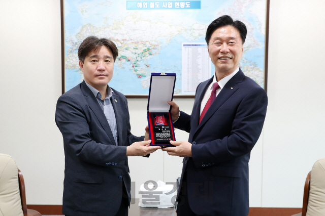 한국철도시설공단 김상균(사진 오른쪽) 이사장이 국가보훈처로부터 감사패를 받고 있다. 사진제공=한국철도시설공단