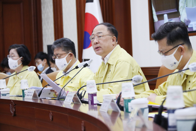 홍남기(오른쪽) 경제부총리가 지난 11일 정부서울청사에서 비상경제 중앙대책본부 회의를 주재하고 있다. 정부는 재정사업 성과를 관리하는 방안을 검토하고 있다. /연합뉴스