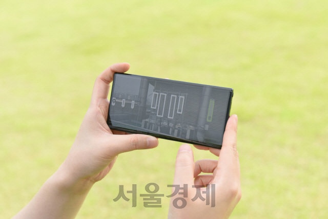 스마트폰에 삼성 5G 네트워크 성능 최적화 솔루션을 탑재한 드론으로 촬영한 안테나와 기지국 정보가 표시되고 있다./사진제공=삼성전자