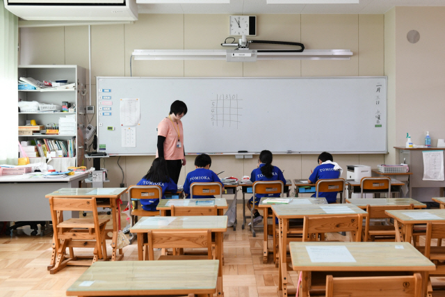 지난 2월 일본 후쿠시마현의 한 학교에서 수업이 진행되는 모습./블룸버그