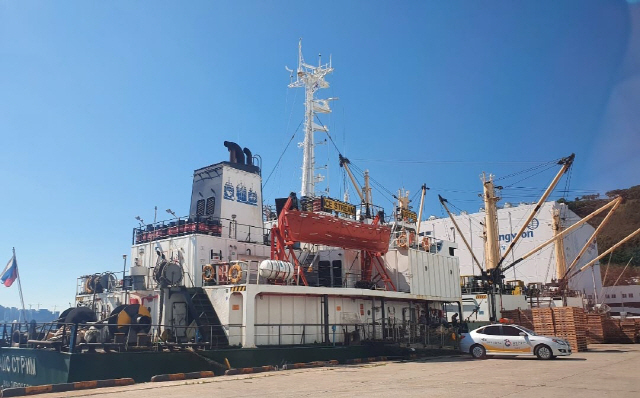 22일 부산 감천항에 입항한 러시아 국적 냉동 화물선인 A호(3,401t)./부산=연합뉴스